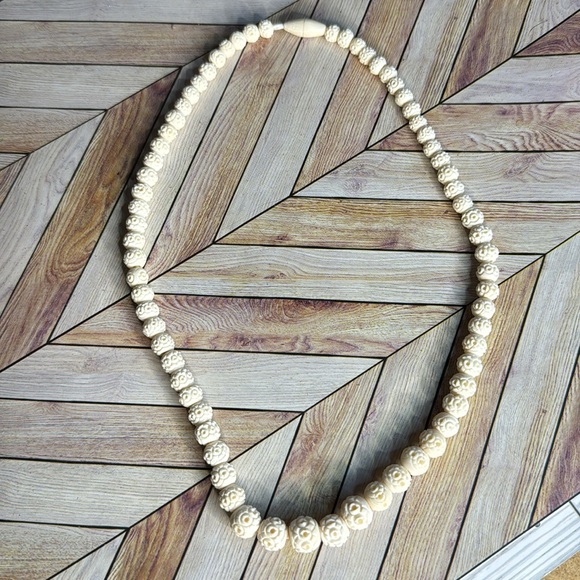 Carved bead necklace - Picture 4 of 8
